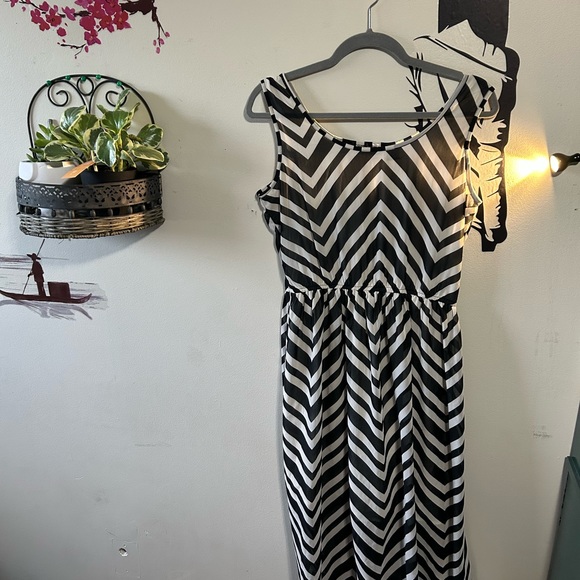 Cream & Black Maxi Dress - Picture 3 of 4